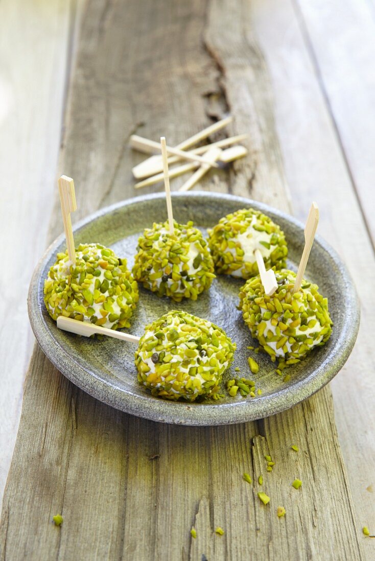 Goat's cheese balls with chopped pistachios