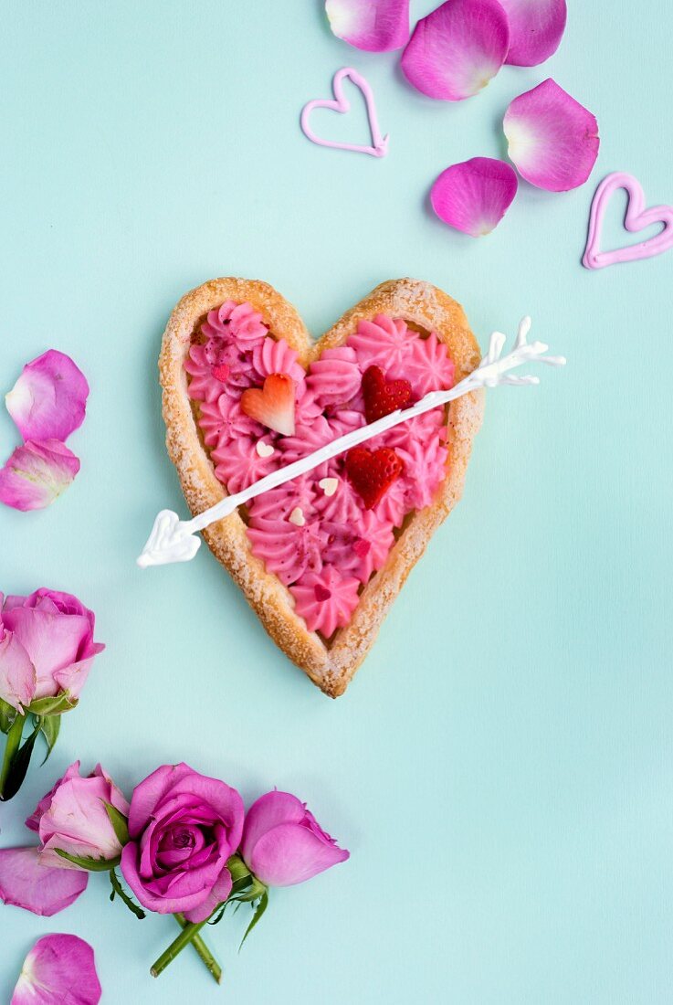 Herzförmige Blätterteigtarte mit Rosencreme zum Valentinstag