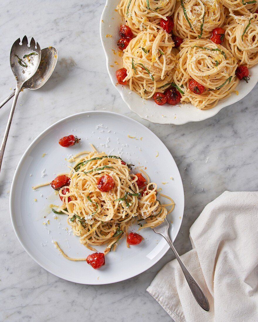 Spaghetti al limone mit gebratenen Kirschtomaten und Parmesan