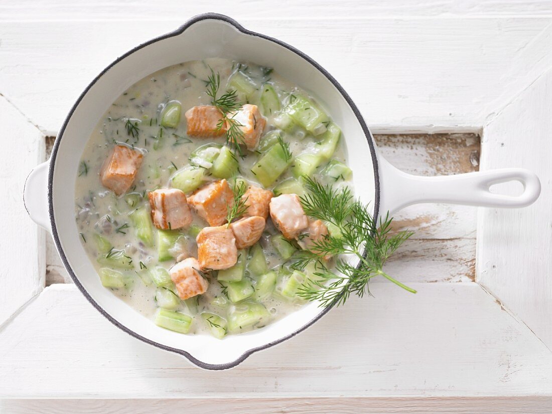 Lachs-Gurken-Pfanne mit Dill und Anislikör