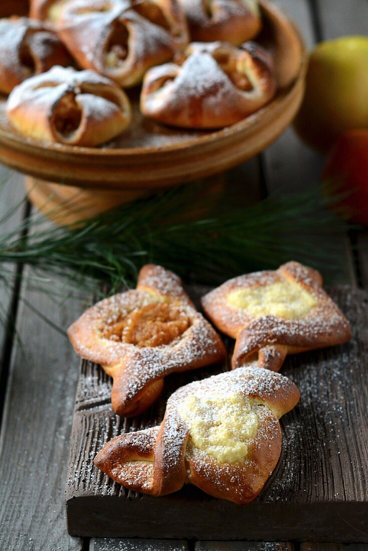 Quark parcels with icing sugar for Christmas