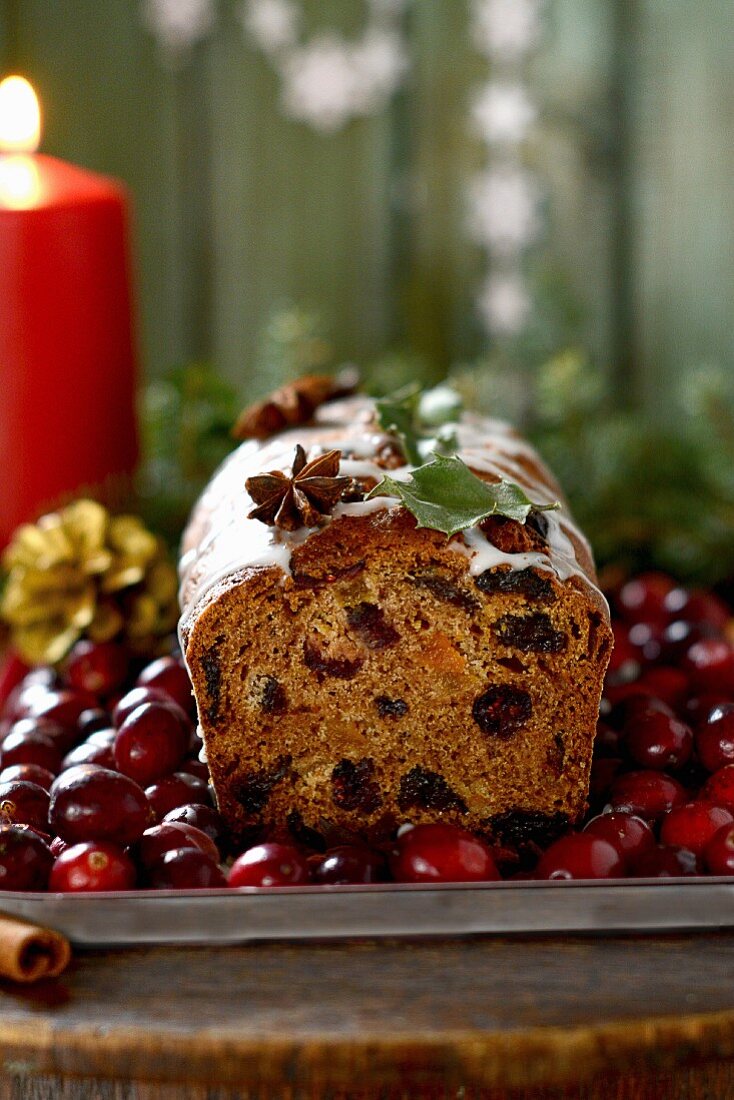 Früchtekuchen mit Cranberries zu Weihnachten