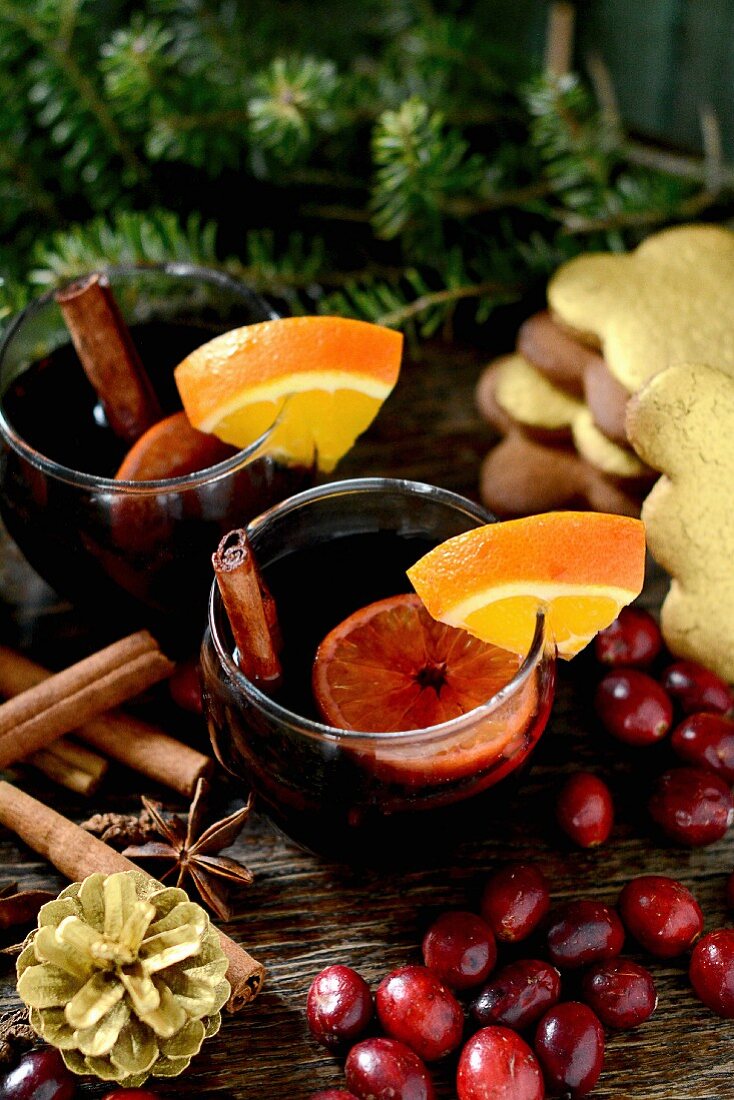 Glühwein mit Orangen, Zimtstangen und Sternanis zu Weihnachten