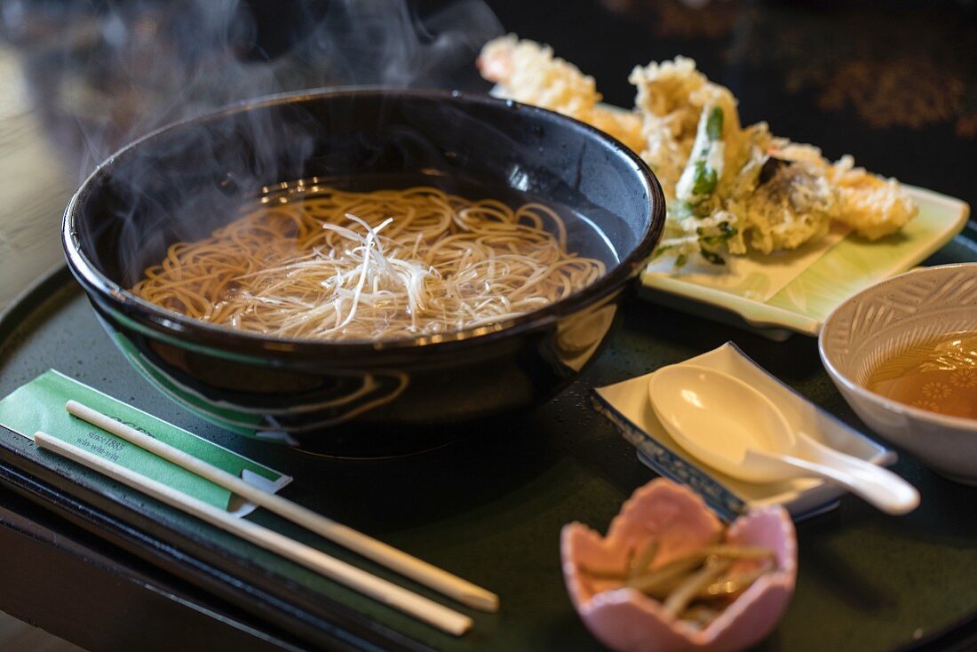 Nudelsuppe und Tempura, Klassiker der japanischen Küche