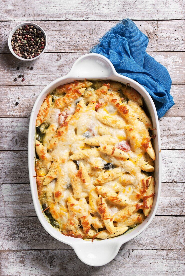 Pasta bake with cheese and spinach