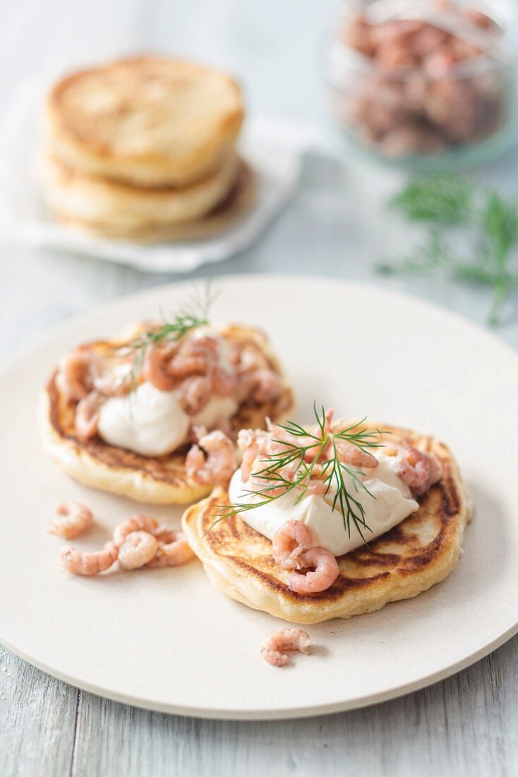 Pancakes mit Nordseekrabben, Mayonnaise und Dill