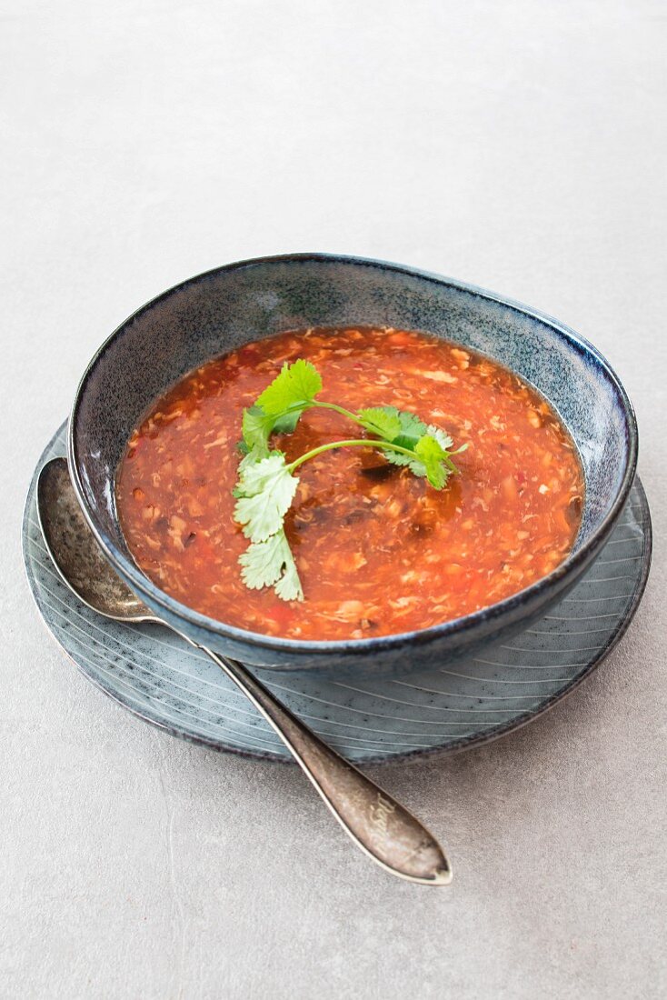 Sauer-scharfe Suppe mit Tomaten (Asien)