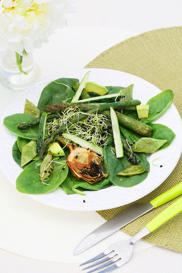 Spargel-Spinat-Salat mit Sprossen und gebratenen Artischocken