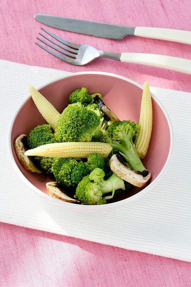 Brokkolisalat mit Maiskölbchen und Pilzen