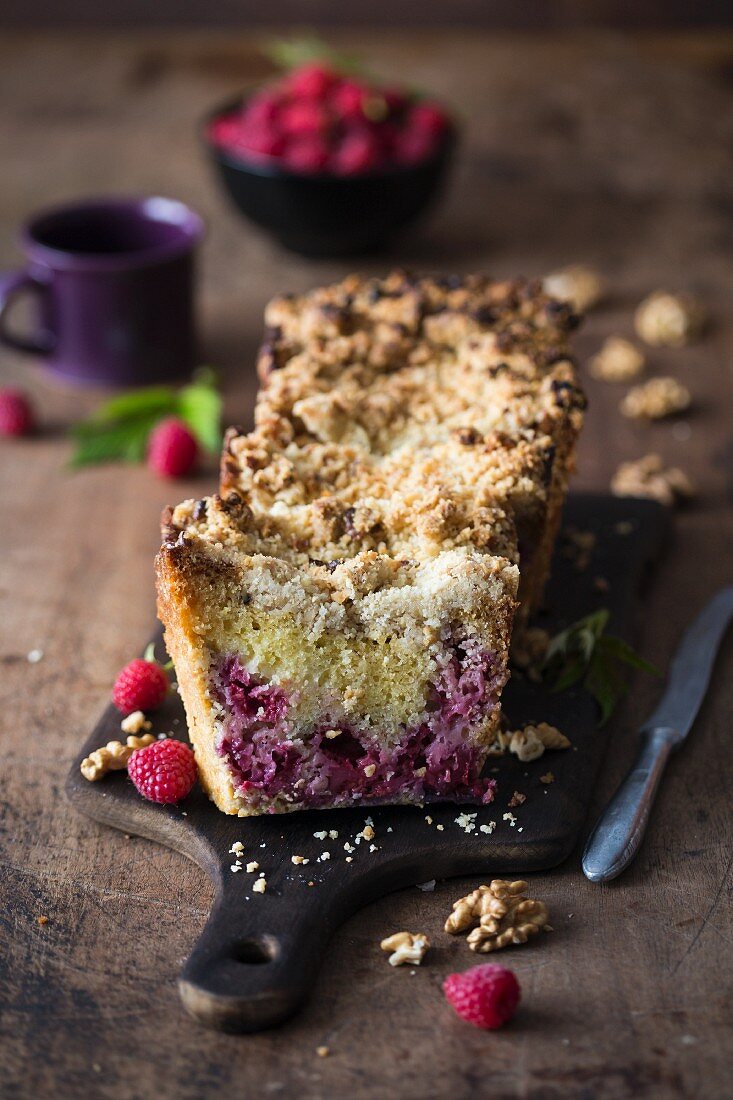 Kaffeekuchen mit Himbeeren und Walnüssen