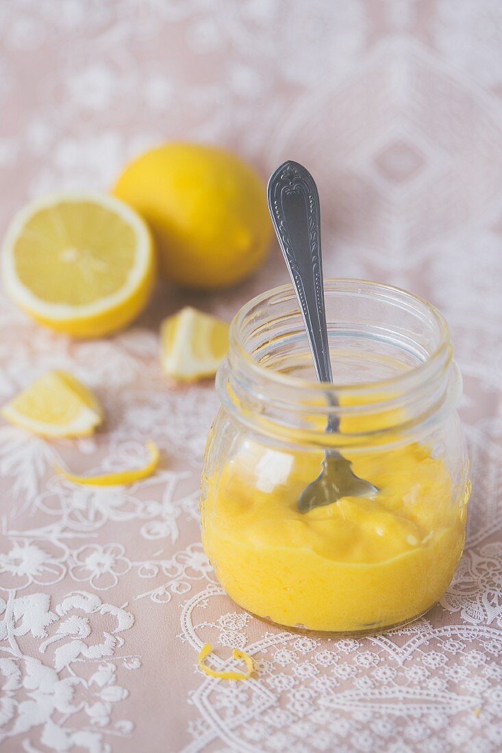 Ein Glas selbstgemachte Zitronencreme (Lemon Curd)