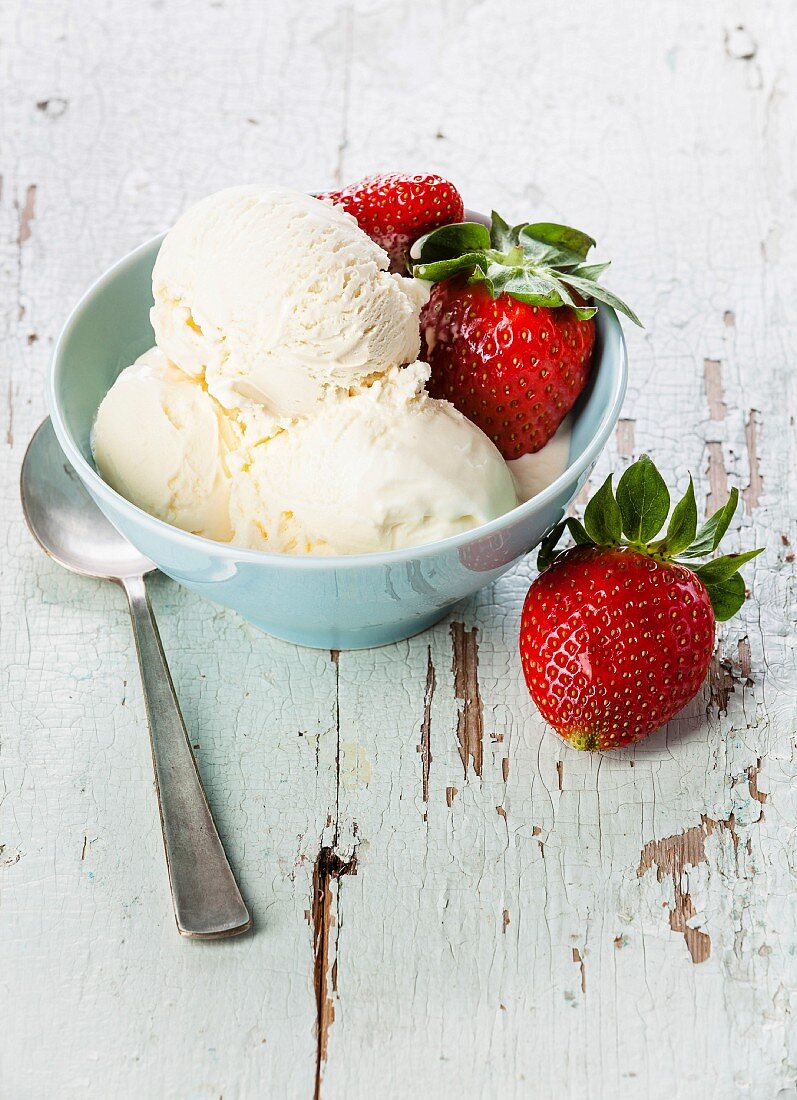 Vanilla ice cream with fresh strawberries