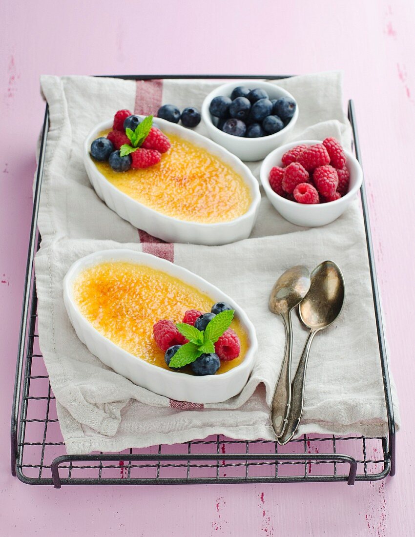 Creme brulee with berries