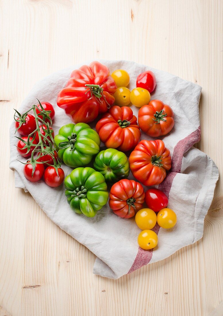 Frische gelbe, grüne und rote Tomaten