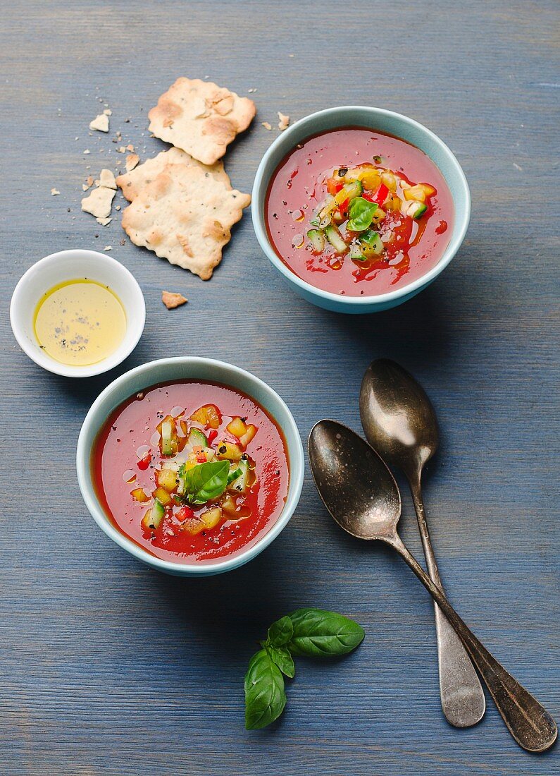 Tomatensuppe Gazpacho auf blauem Hintergrund