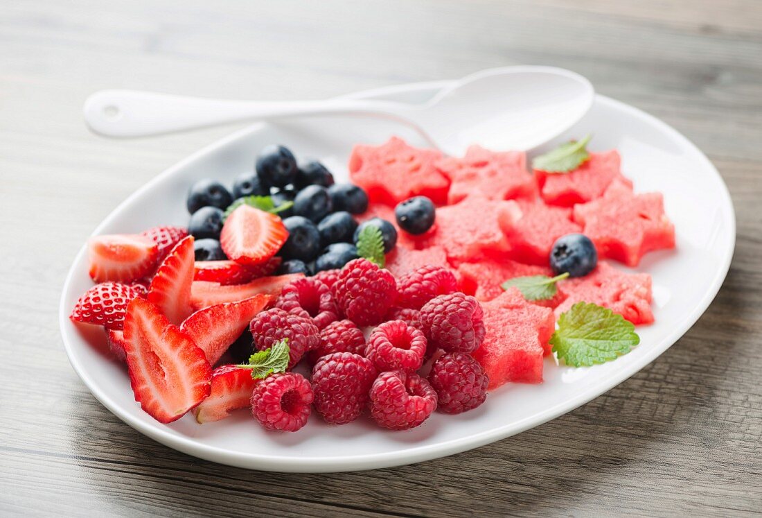 Frischer Fruchtsalat mit Beeren und Melone