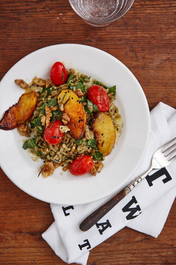 Grünkernsalat mit Tomaten und Walnüssen