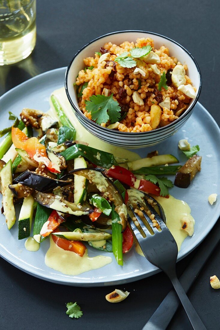 Bulgur mit Studentenfutter und Kokos-Gemüse