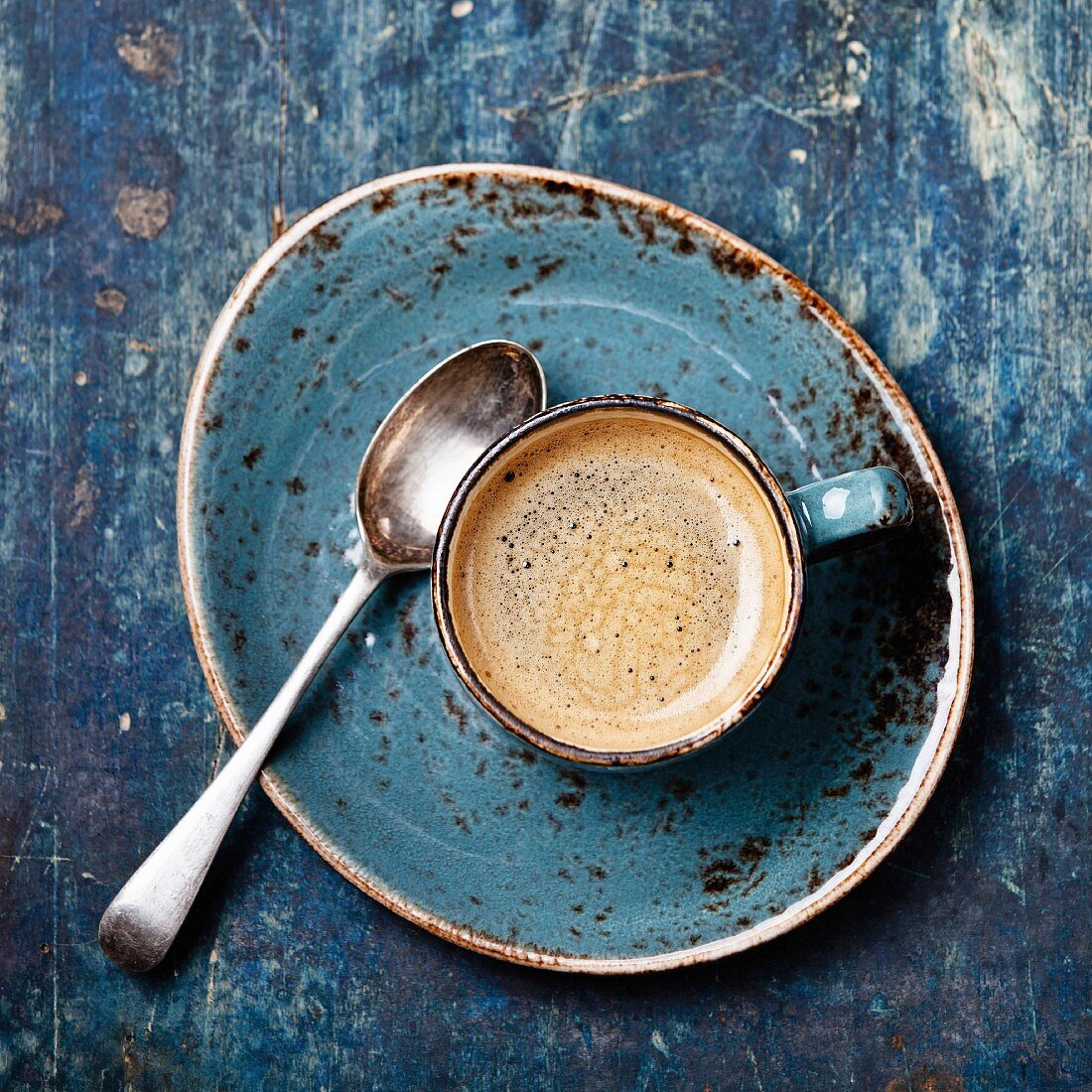 Espresso in Tasse auf blauem Hintergrund