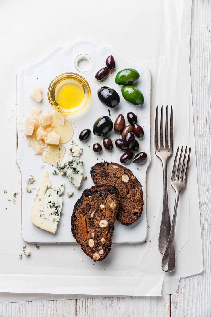 Cheese appetizer with honey and fruit bread