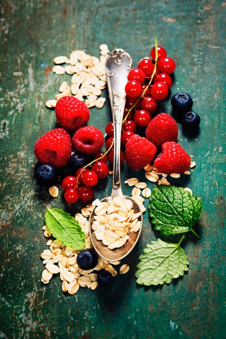 Müslizutaten: Haferflocken und frische Beeren