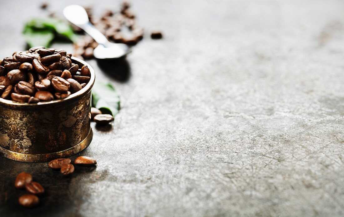 Kaffeebohnen in orientalischem Metallgefäss