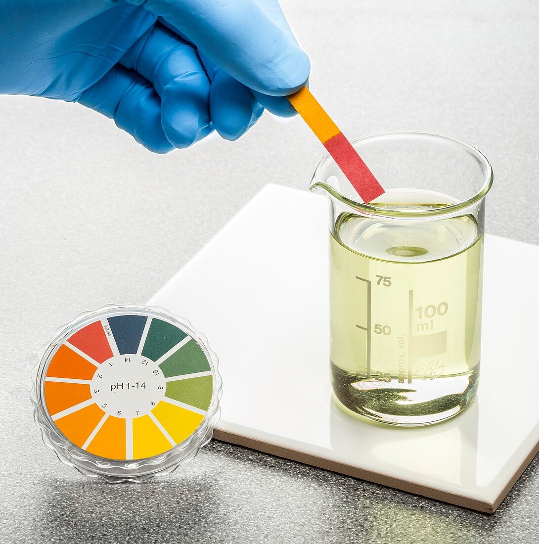 PH test with universal indicator paper