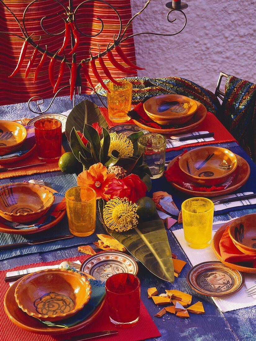 Gedeckter Tisch zur Fiesta Mexicana mit Tongeschirr etc.