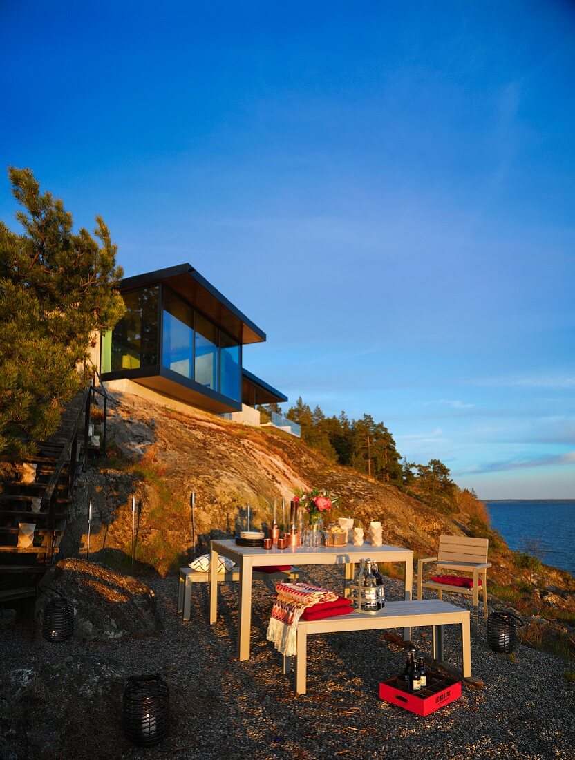 Gekiester Terrassenplatz mit Seeblick und blauem Himmel vor modernem Strandhaus