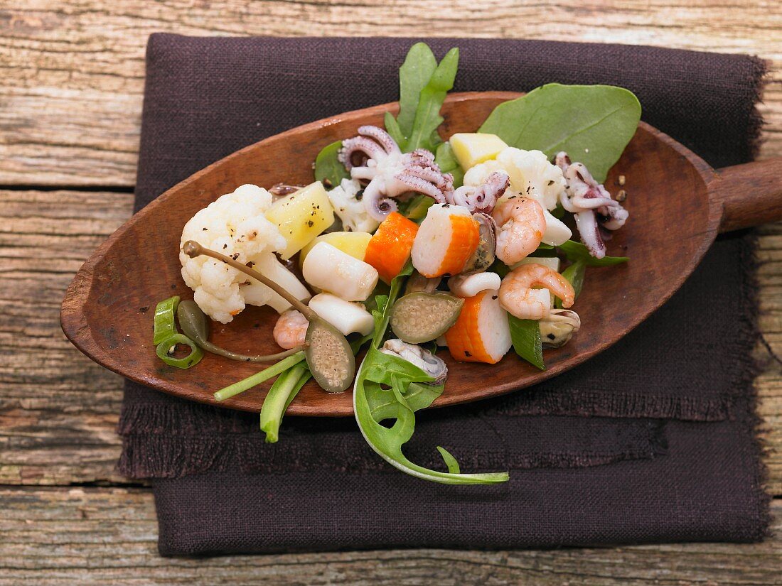 Lauwarmer Meeresfrüchtesalat mit Gemüse und Kapernäpfeln