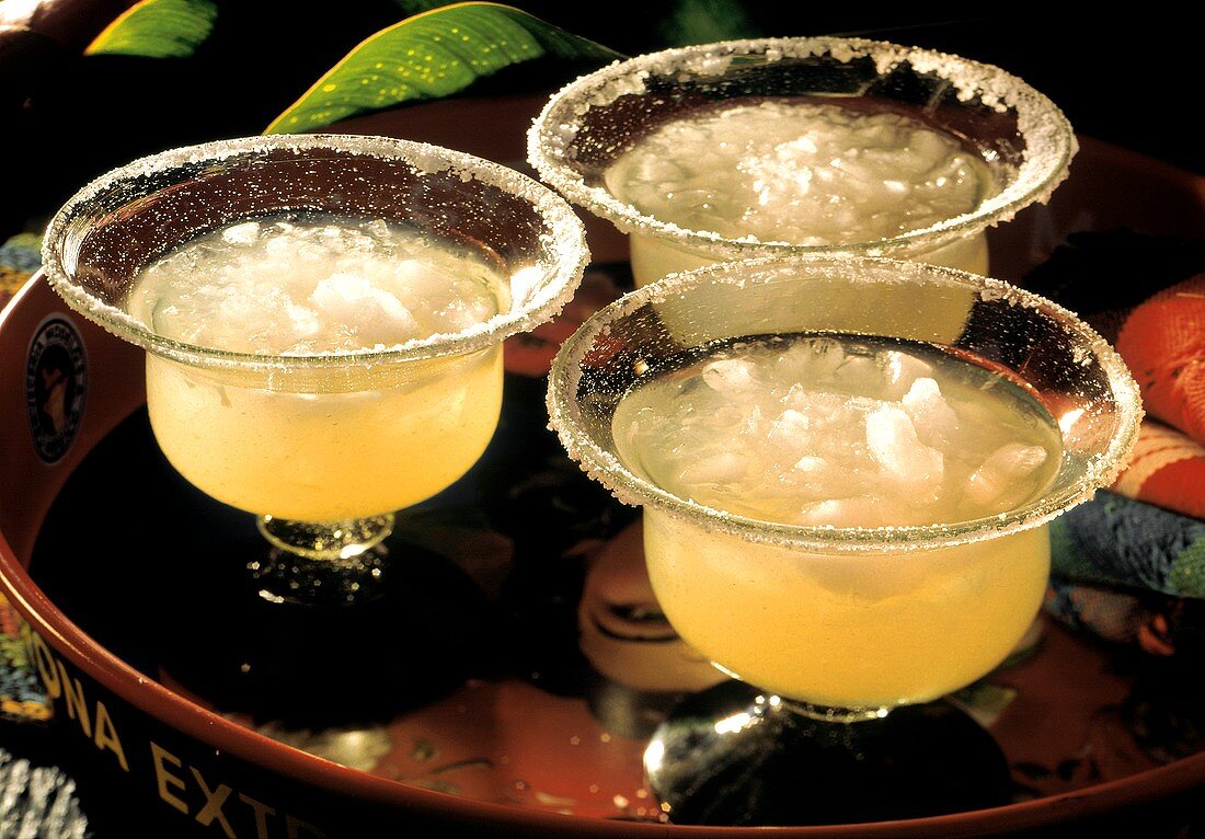 Drei Gläser Margarita auf mexikanischem Tablett