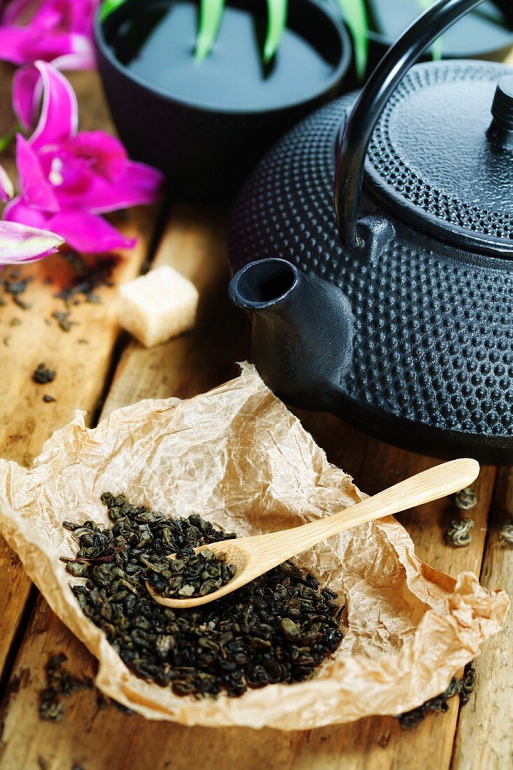 Grüner Tee und asiatisches Teeservice auf altem Holztisch