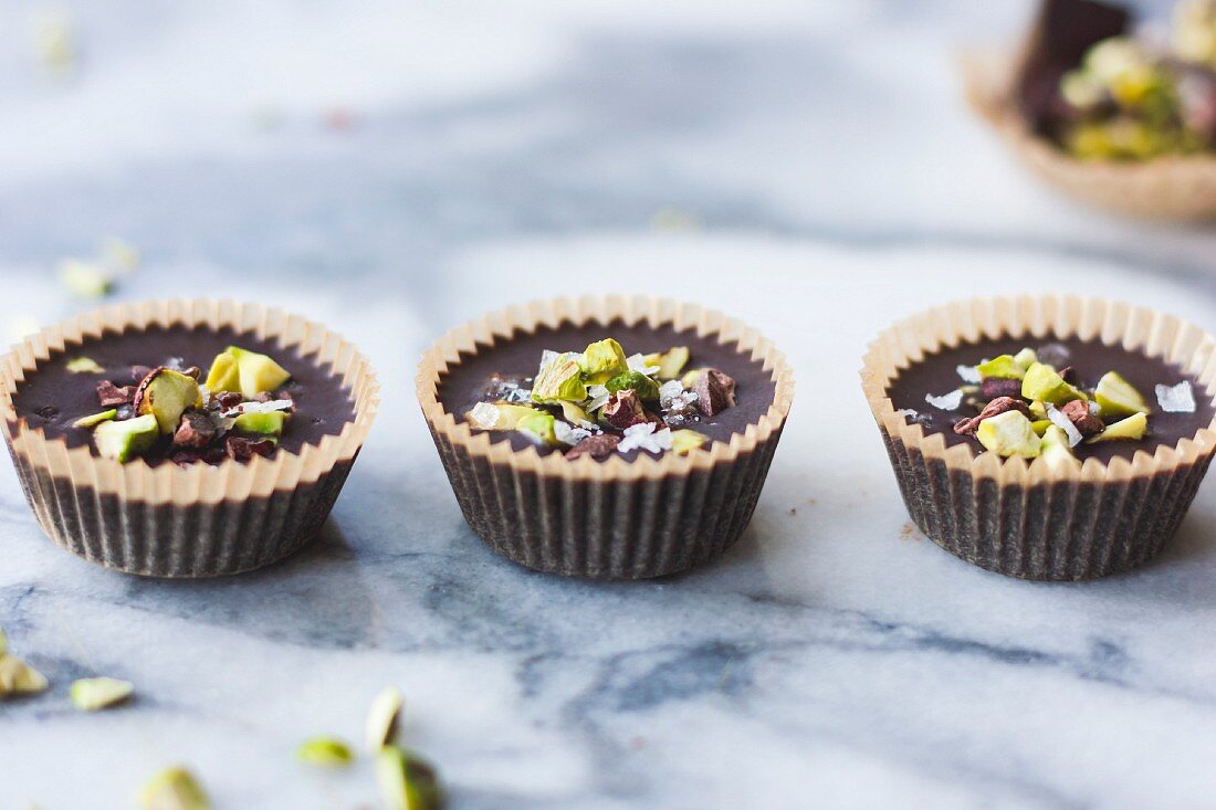 Chocolate Butter Cups mit Salzschokolade, Pistazien und Nüssen