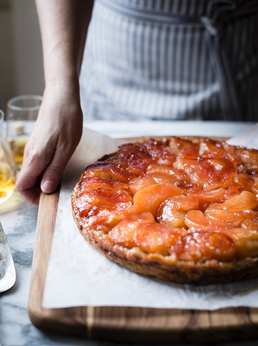 Frau serviert Tarte Tatin