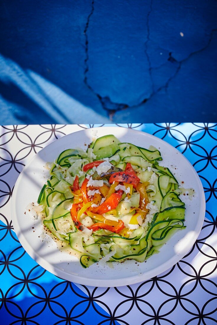 Zucchini-Paprika-Salat mit Feta