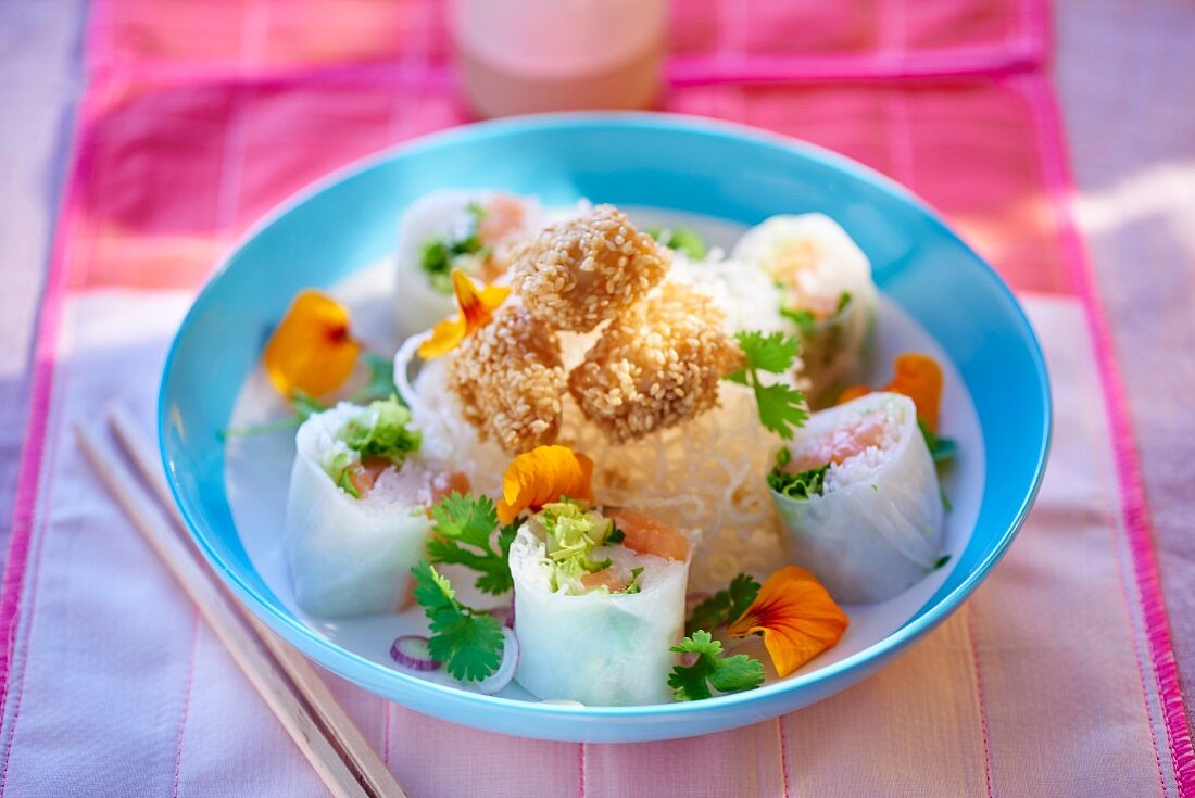 Reispapierröllchen mit frittierten Reisnudeln (Asien)