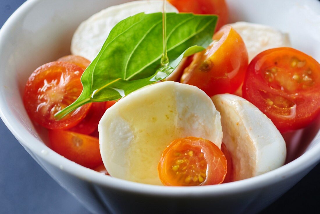 Mozzarella-Tomaten-Salat mit Basilikum und Olivenöl