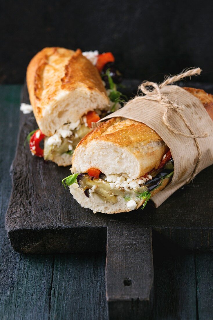 Vegetarisches Submarine Sandwich mit Aubergine, Paprika und Feta