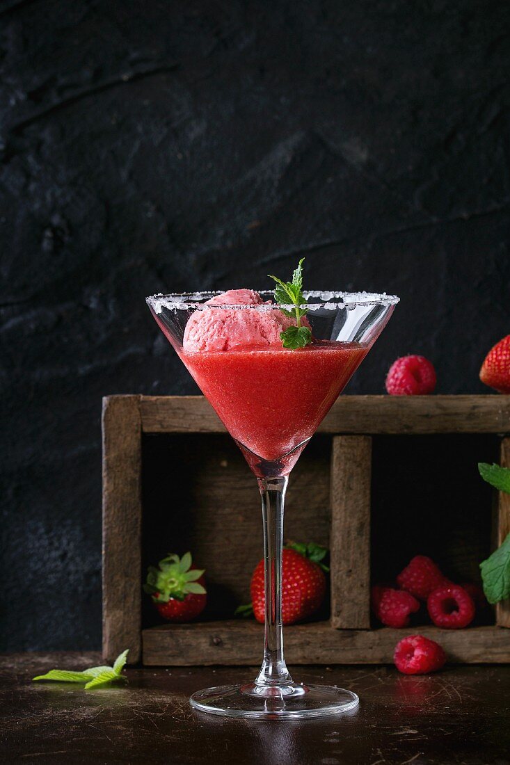 Erdbeerdessert mit Erdbeersorbet in gezuckertem Cocktailglas