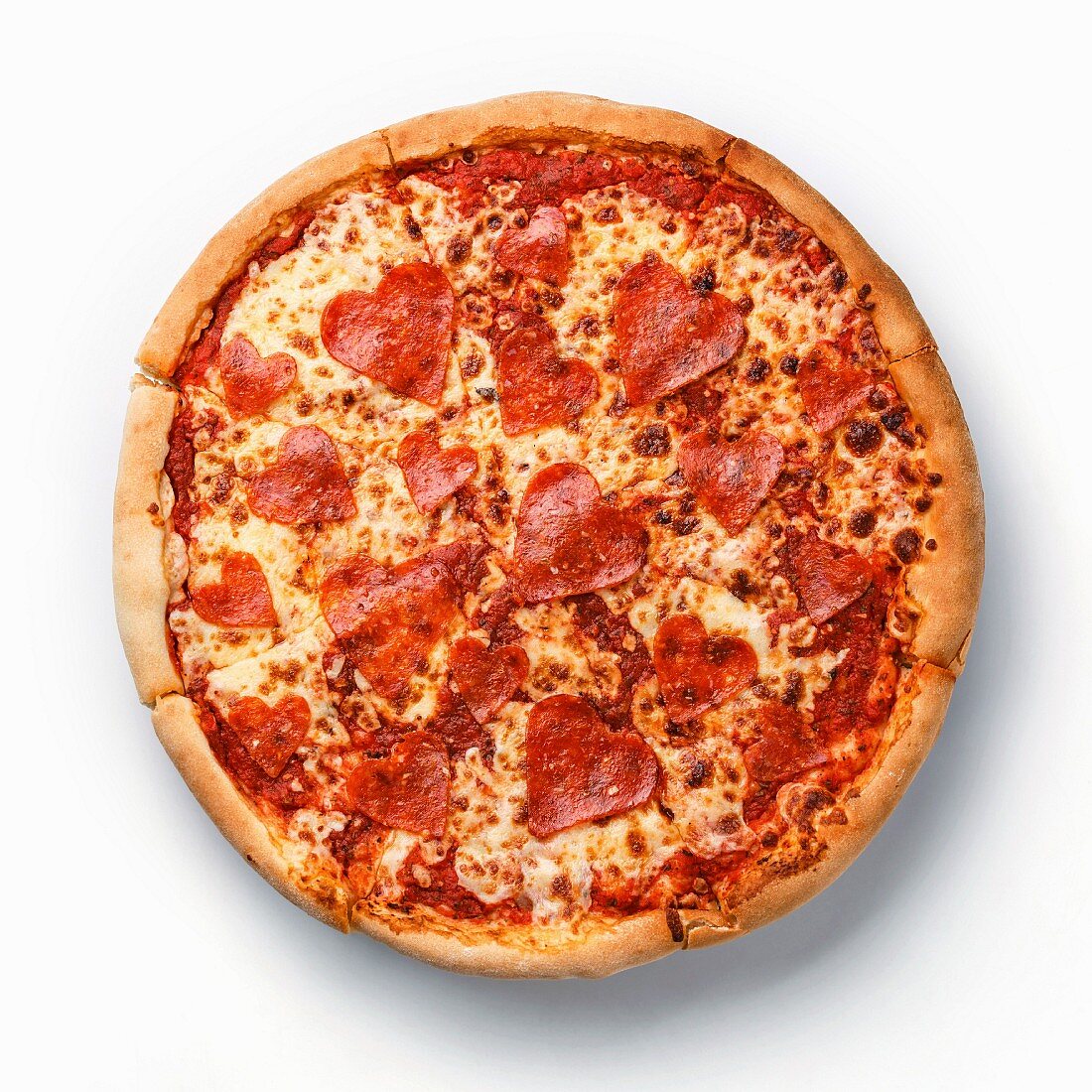 Ganze Pepperoni-Pizza mit Salami in Herzform auf weißem Hintergrund