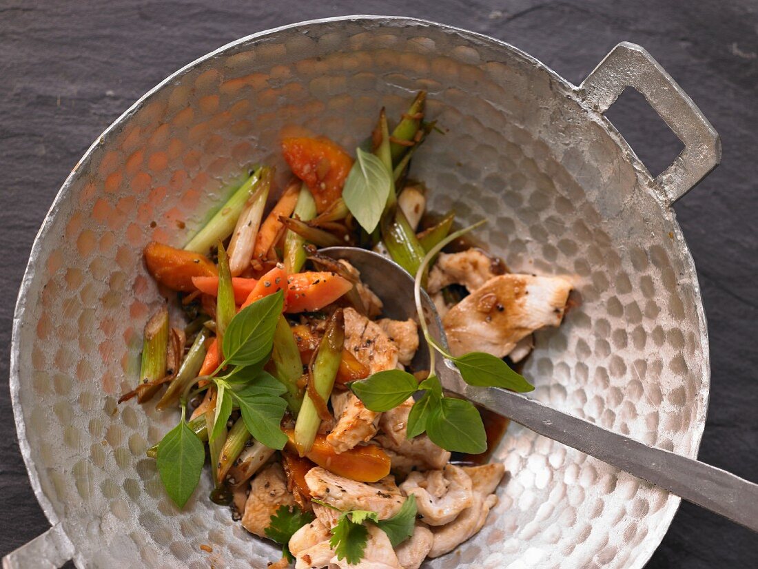 Stir fried chicken with papaya and spring onions