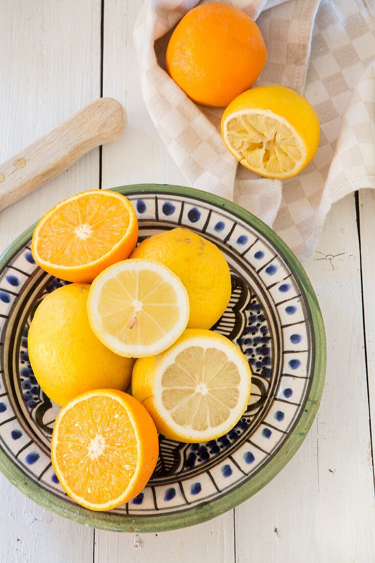 Zitronen und Orangen auf Keramikteller