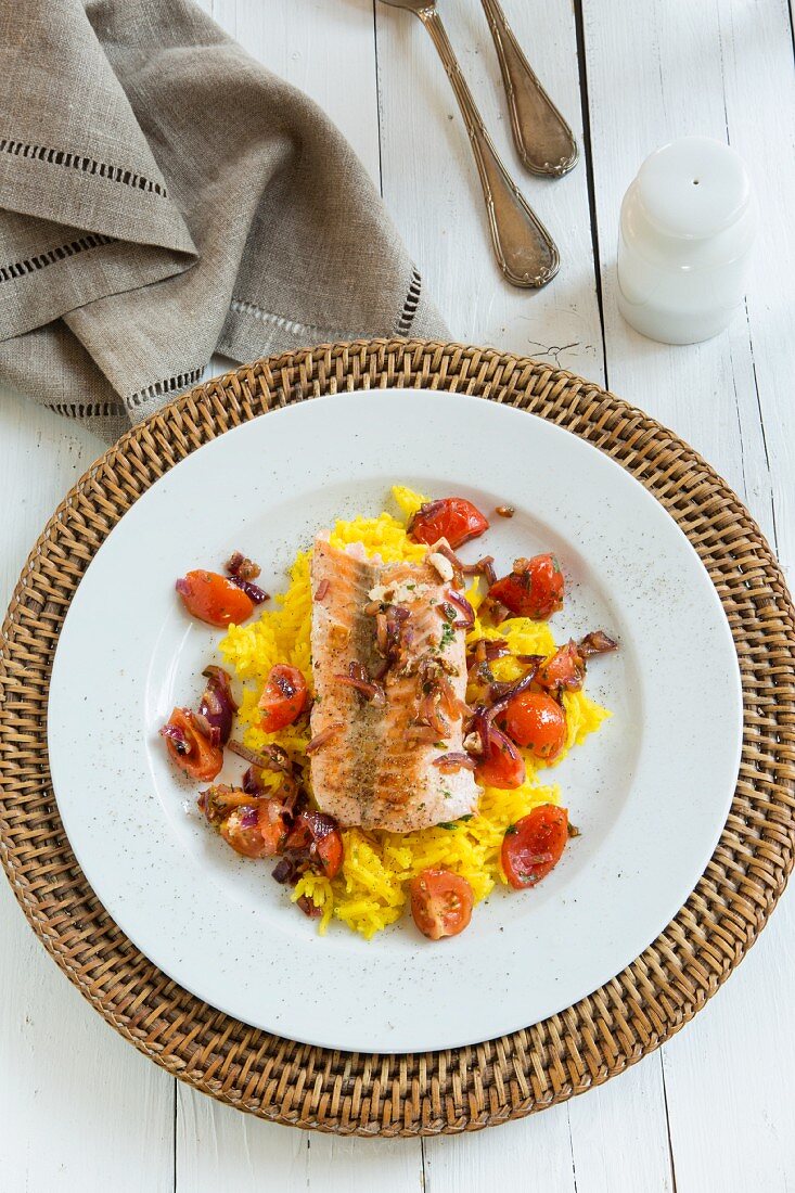 Salmon with saffron rice, tomatoes and onions