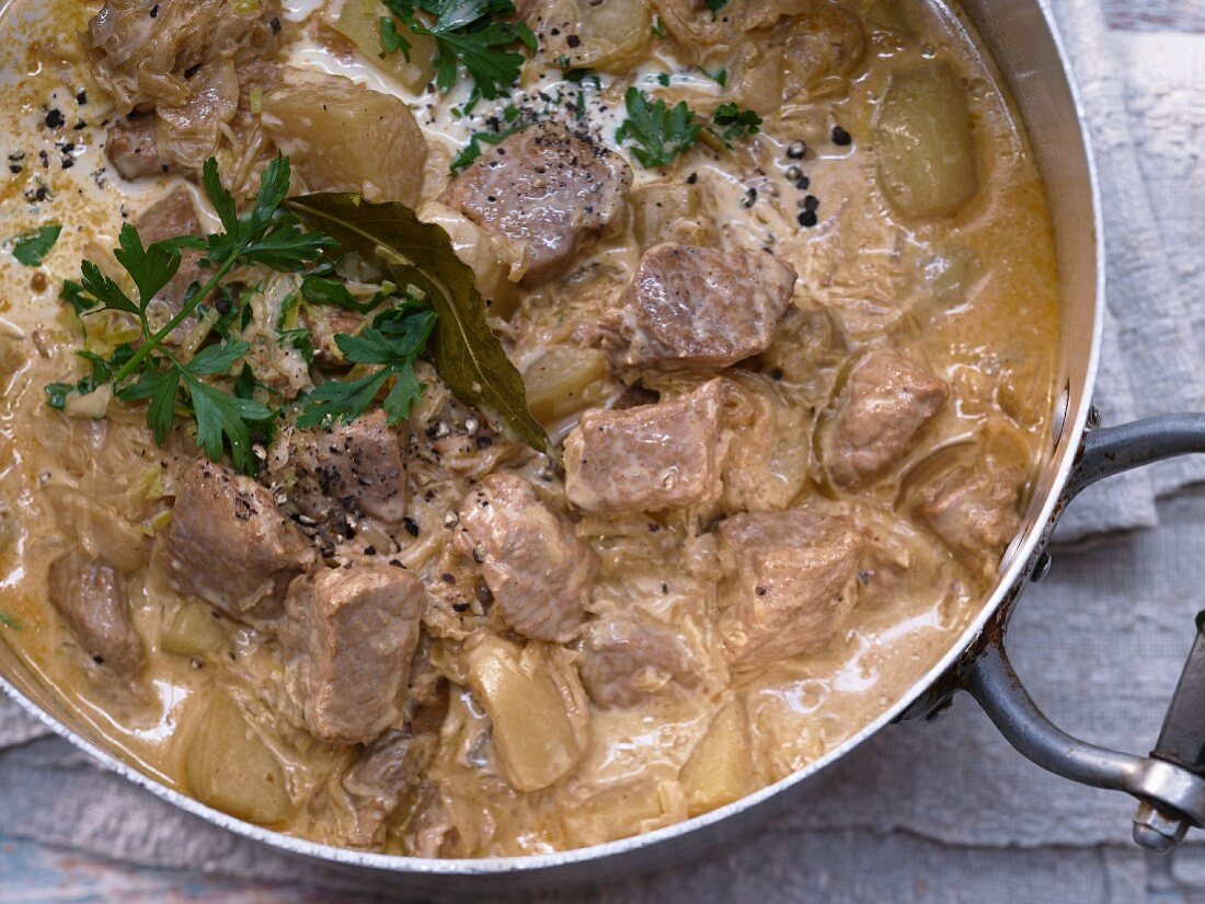 Kalbsrahmgulasch mit Sauerkraut und Kartoffeln