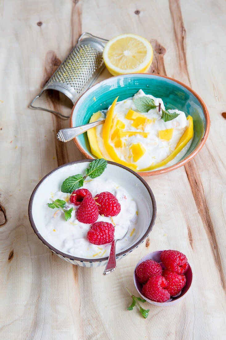 Quark desserts with raspberries and mango