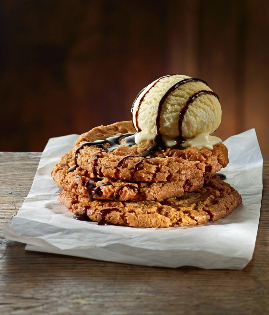 Caramel cookies with ice cream and chocolate sauce