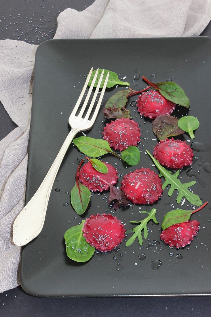 Rote-Bete-Ravioli mit Salatblättern