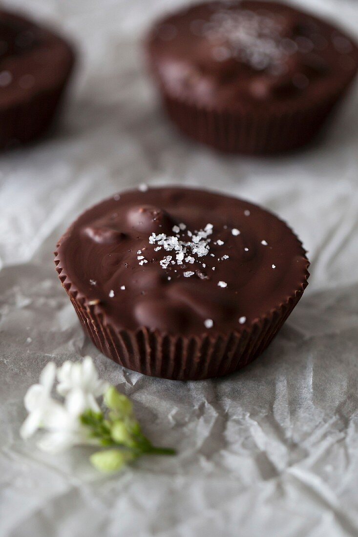 Chocolate Cups mit Dattel-Karamellfüllung und Meersalz