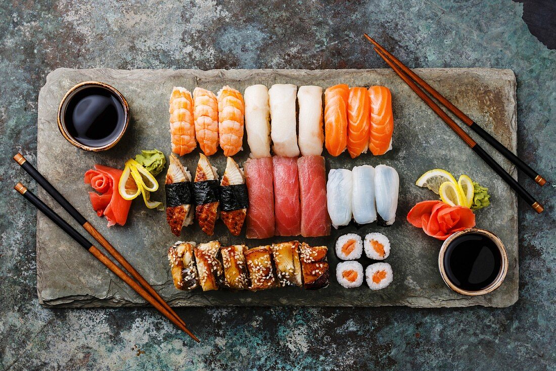 Verschiedene Sushi auf Schieferplatte