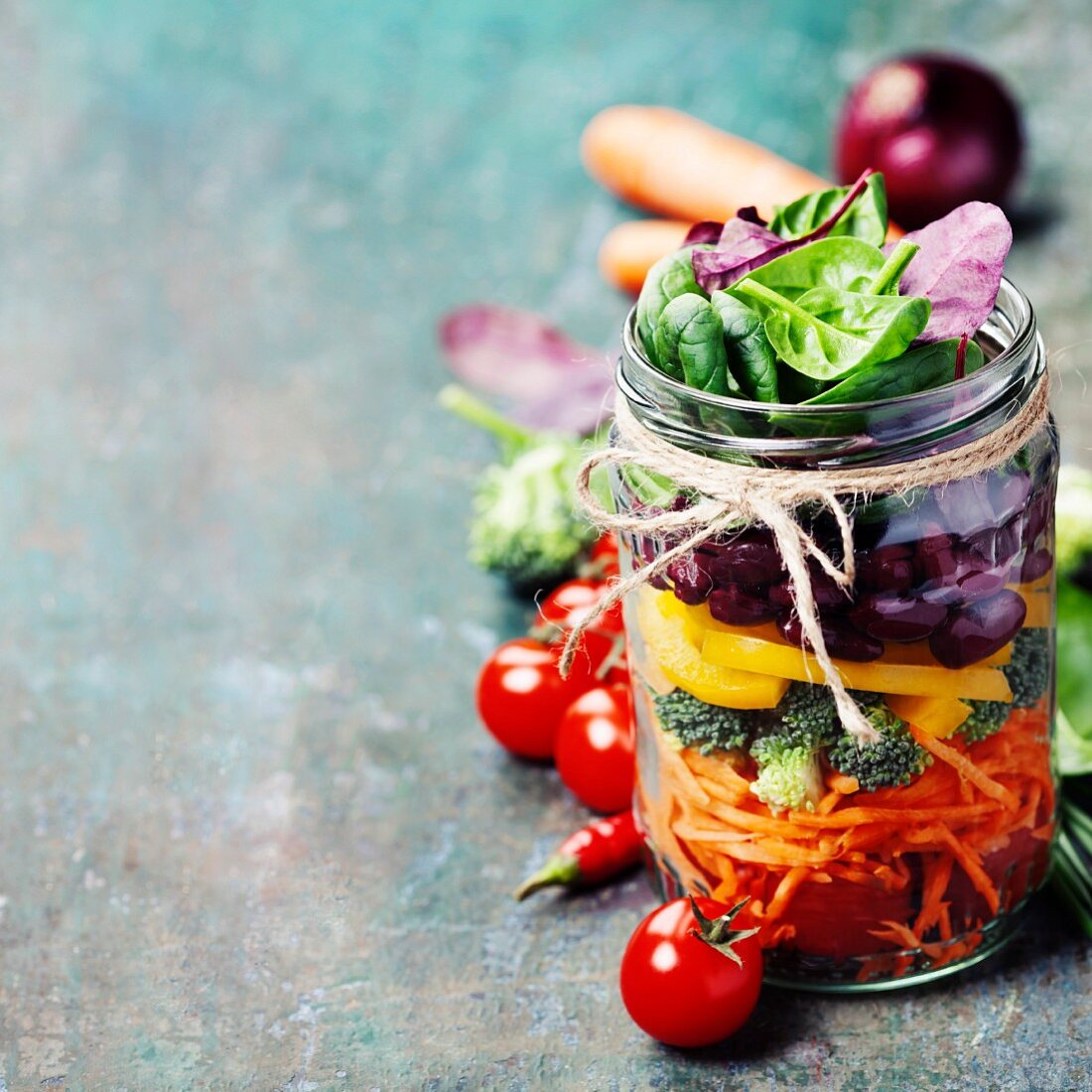 Frische Zutaten für Gemüsesalat in Einmachglas geschichtet
